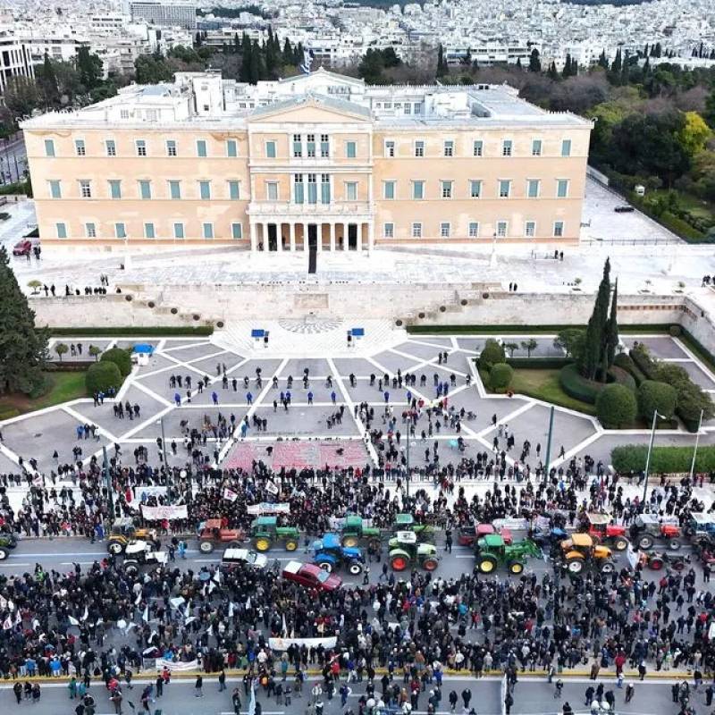 Στο Σύνταγμα με τα τρακτέρ οι αγρότες – Σε εξέλιξη το συλλαλητήριο έξω απ’ τη Βουλή