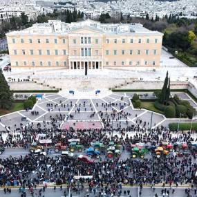 Στο Σύνταγμα με τα τρακτέρ οι αγρότες – Σε εξέλιξη το συλλαλητήριο έξω απ’ τη Βουλή