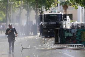 Αλβανία: Συγκρούσεις διαδηλωτών με την αστυνομία έξω από το κοινοβούλιο με τραυματίες και συλλήψεις [εικόνες – βίντεο]