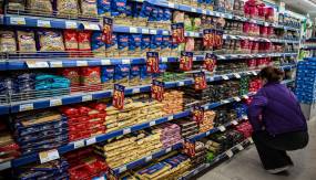 Χριστούγεννα για τους εργαζόμενους στα σούπερ μάρκετ: «Σκοτωνόμαστε για ένα μεροκάματο»