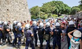 Ρόδος / ΜΑΤ και προσαγωγές για την άφιξη του ισραηλινού κρουαζιερόπλοιου «Crown Iris» [Βίντεο – Φωτό]