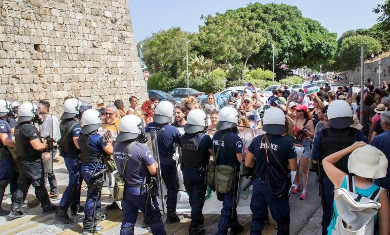 Ρόδος / ΜΑΤ και προσαγωγές για την άφιξη του ισραηλινού κρουαζιερόπλοιου «Crown Iris» [Βίντεο – Φωτό]