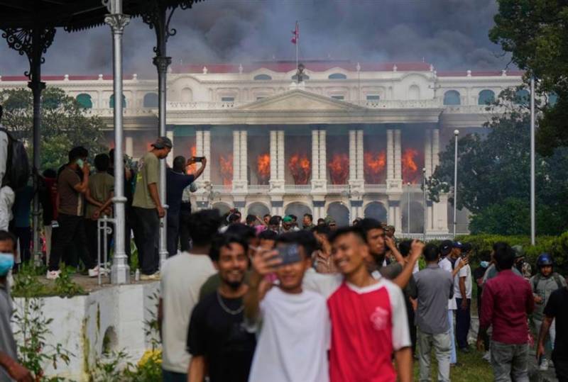 Σκηνές χάους στο Νεπάλ: Πυρπόλησαν τη σύζυγο του πρώην πρωθυπουργού