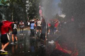 «Επανάσταση των φλαμίνγκο»: Βίαιη καταστολή σε διαδηλώσεις ενάντια στο θέρετρο του Κούσνερ στην Αλβανία
