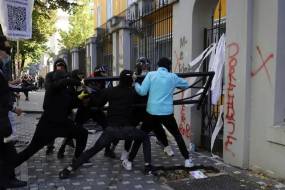 Αλβανία: Σφοδρές συγκρούσεις φοιτητών με την αστυνομία – Φωτιά στο υπουργείο Παιδείας