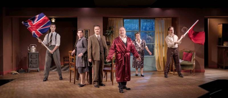 &quot;Η δεξιά, η αριστερά και ο κυρ Παντελής&quot; συνεχίζεται στο Θέατρο Μικρό Παλλάς