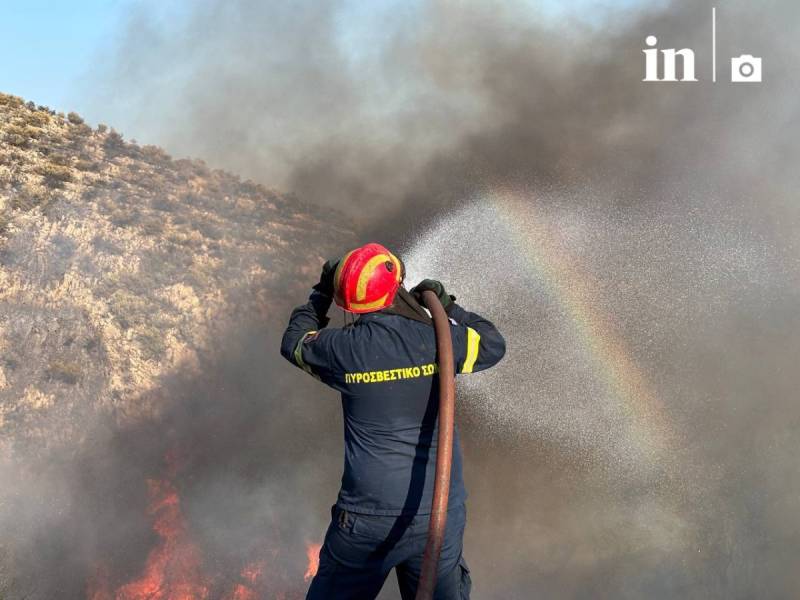 Ένας νεκρός από τη φωτιά στην Κερατέα – Καίγονται σπίτια, ανεξέλεγκτο το μέτωπο – Εκκενώνεται γηροκομείο