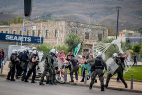 Χανιά / Επεισόδια στη συγκέντρωση για το κρουαζιερόπλοιο Crown Iris [Φωτο – Βίντεο]