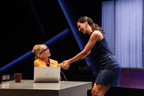 Linda της Penelope Skinner | Συνεχίζεται μετά το Πάσχα στο θέατρο Επί Κολωνώ-για λίγες παραστάσεις | έως 26 Απριλίου