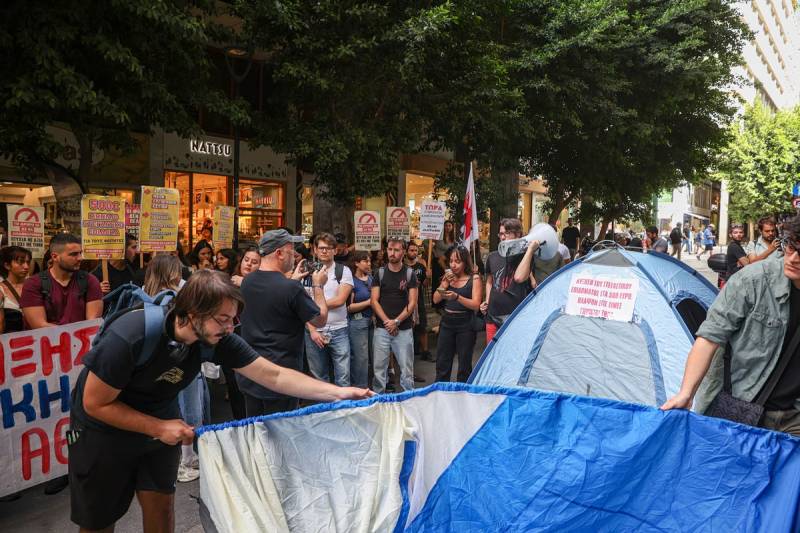 Φοιτητές: «Αφού δεν μας ακούνε, θα μας δούνε» – Με γαλλική συνταγή στήνουν σκηνές στο Σύνταγμα