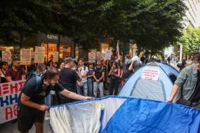 Φοιτητές: «Αφού δεν μας ακούνε, θα μας δούνε» – Με γαλλική συνταγή στήνουν σκηνές στο Σύνταγμα