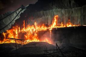 Φωτιά στο Ωραιόκαστρο: Απαιτείται πολύ νερό για να ελεγχθεί, λέει ο Αρτοποιός στο in – Ανησυχία για τον τοξικό καπνό