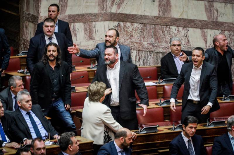 Μέσα ο Ρωμανός για μια πλαστική σακούλα, έξω οι Χρυσαυγίτες με αίμα στα χέρια τους