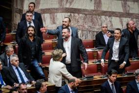 Μέσα ο Ρωμανός για μια πλαστική σακούλα, έξω οι Χρυσαυγίτες με αίμα στα χέρια τους