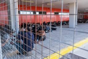 RSA: Σύλληψη μιας μητέρας και των δύο παιδιών της μόλις ζήτησαν άσυλο, ζευγάρι υπό αυθαίρετη κράτηση για έναν μήνα