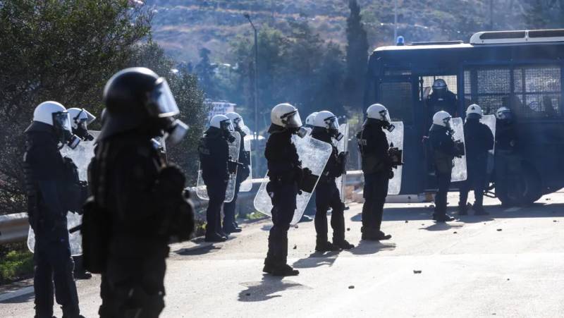 Για εγκληματική οργάνωση παραπέμπονται αγρότες στην Κρήτη - Κλειστά τα αεροδρόμια Ηρακλείου, Χανίων