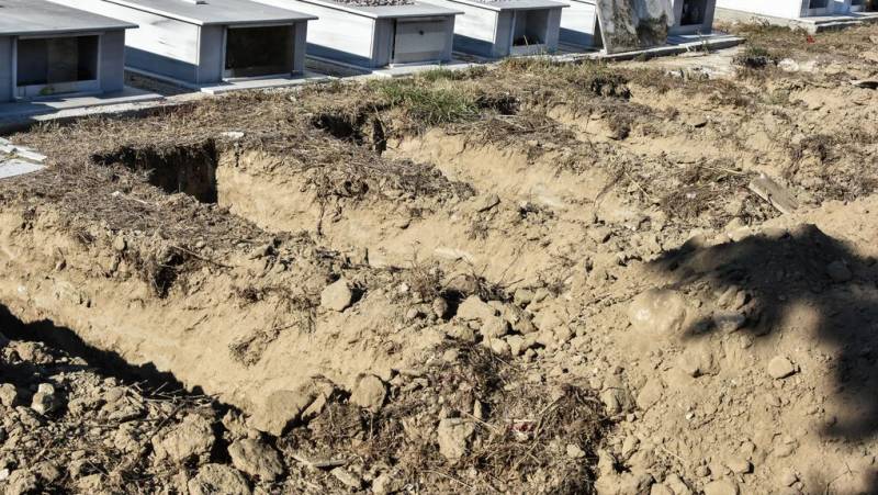 Μακάβριο αδιέξοδο με τις εκταφές χιλιάδων νεκρών του Covid – Το πρόβλημα με τα νάιλον
