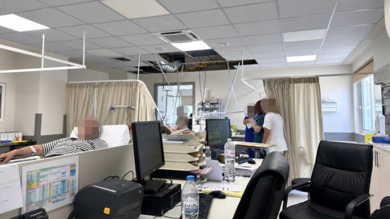 Νοσοκομείο Κορίνθου / Κατέρρευσε τμήμα της οροφής των νέων ΤΕΠ λίγες μέρες μετά τα εγκαίνια από τον Άδωνι