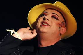 Boy George: Οργή για το νέο τραγούδι του – «Εσείς λέτε γενοκτονία, εγώ λέω πόλεμο» λέει για τη Γάζα