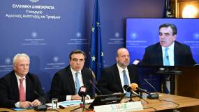 Ανένδοτοι οι κτηνοτρόφοι στη Λέσβο, κλείνουν τις εισόδους των χωριών - Απειλεί με νομικές κυρώσεις ο Σχοινάς