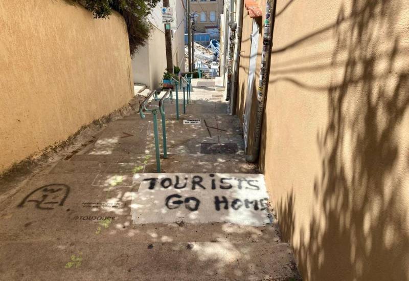 &quot;Όχι άλλοι τουρίστες&quot; – Αυξάνονται τα γκράφιτι διαμαρτυρίας στο κέντρο της Μασσαλίας