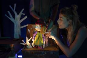 &quot;Μ&#039;ενα κόκκινο σκουφί&quot; / Παιδική Σκηνή Επί Κολωνώ από την ομάδα Κοκού - Μουκλό