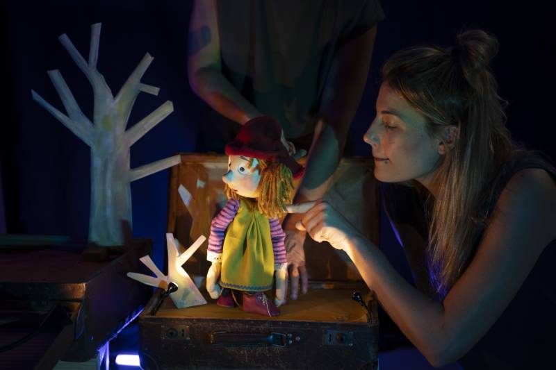 &quot;Μ&#039;ενα κόκκινο σκουφί&quot; / Παιδική Σκηνή Επί Κολωνώ από την ομάδα Κοκού - Μουκλό