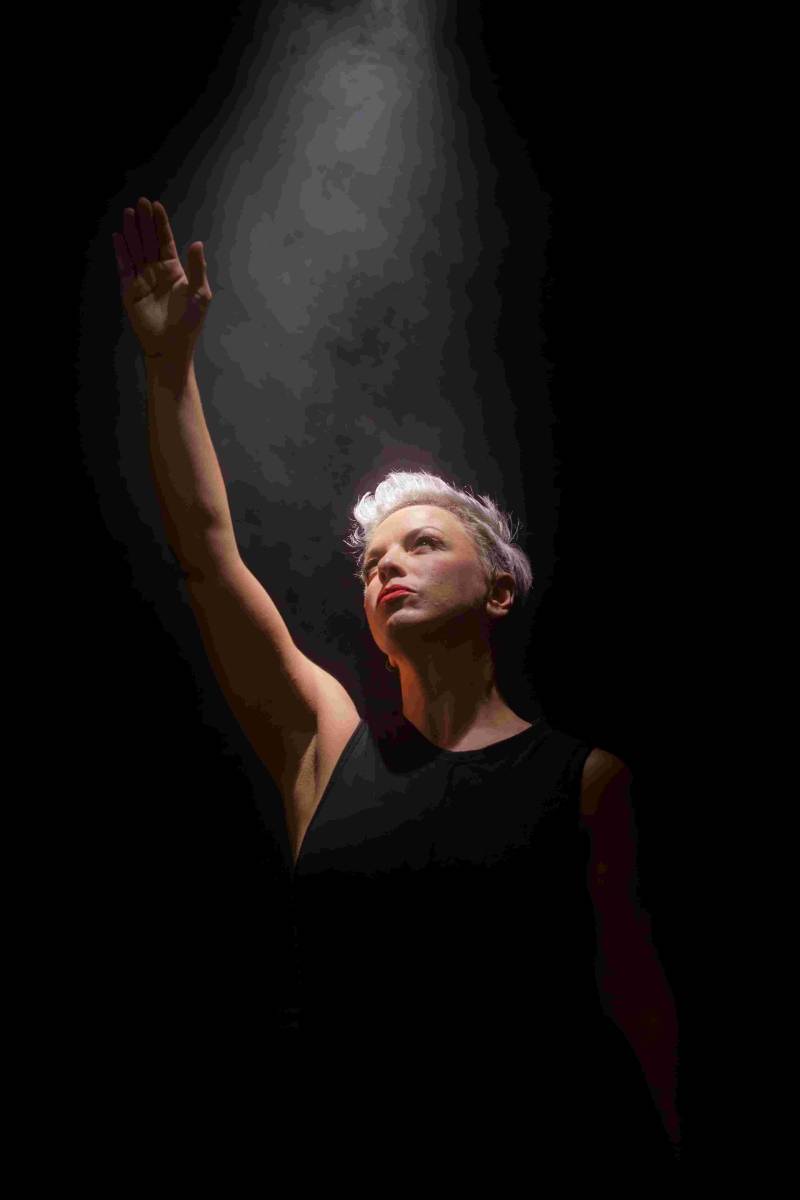 «Μοίρα Γένους Θηλυκού» Σε αυτό το One Woman Show η Ασπασία Θεοφίλου τραγουδάει για κάθε γυναίκα και ξαναγράφει το γραφτό | Από 25 Οκτωβρίου | Θέατρο Αλκμήνη