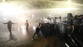 BBC: Οι δυνάμεις καταστολής στη Γεωργία ψέκασαν με χημικά του Α&#039; Παγκοσμίου Πολέμου διαδηλωτές