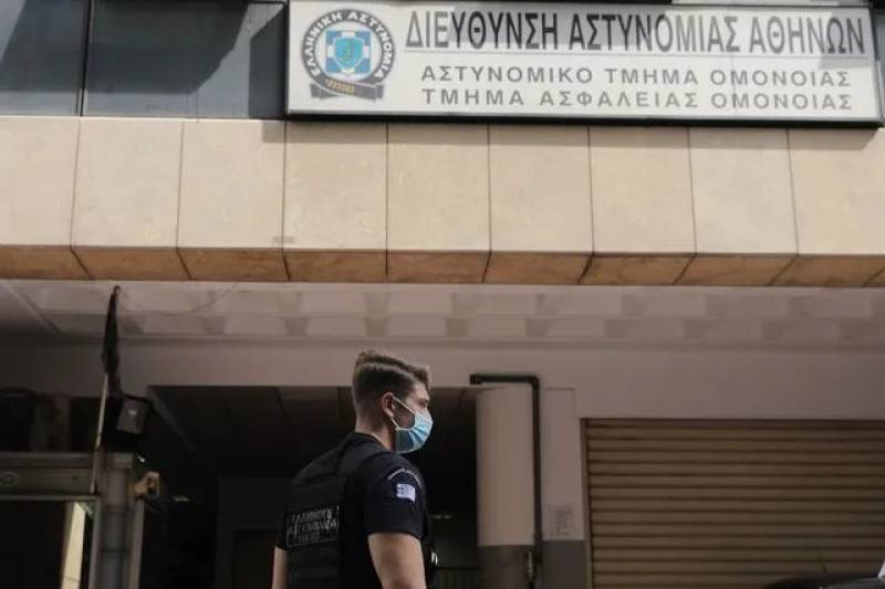 ΑΤ Ομονοίας: Ποινές “χάδι” στους αστυνομικούς για τον ομαδικό βιασμό της 19χρονης