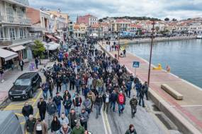 Λέσβος / Αποκλεισμός του λιμανιού της Μυτιλήνης από αγροτοκτηνοτρόφους – «Νεκρώνει» το νησί τη Δευτέρα