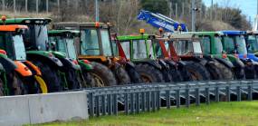 Επιμένουν οι αγρότες: Ολιγόωροι αποκλεισμοί σε όλη τη χώρα – Σε ποιες περιοχές βρίσκονται σε ισχύ