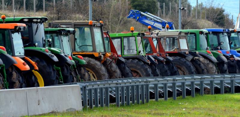 Επιμένουν οι αγρότες: Ολιγόωροι αποκλεισμοί σε όλη τη χώρα – Σε ποιες περιοχές βρίσκονται σε ισχύ