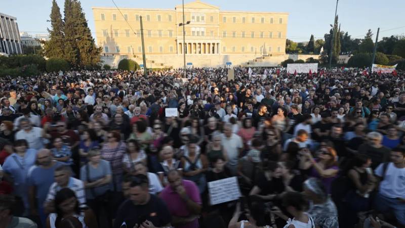 Ποτάμια διαδηλωτών ζήτησαν «δικαιοσύνη» για τα Τέμπη