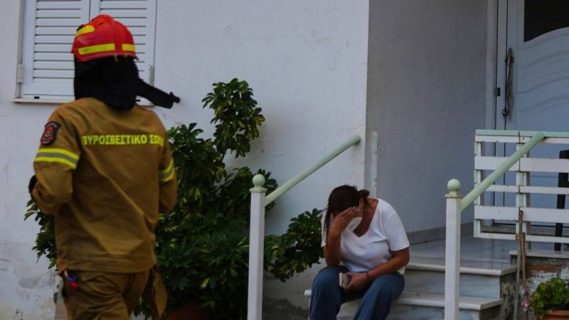 Εποχικοί πυροσβέστες: Οργή κατά Βούλτεψη – «Να κάτσει στο κλιματιστικό να πιει τον καφέ της»