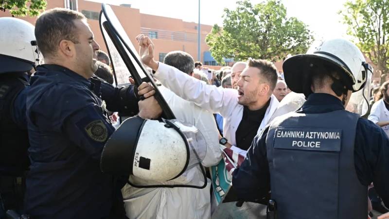 Αστυνομική βία κατά γιατρών που διαμαρτυρήθηκαν στο σόου Μητσοτάκη - Γεωργιάδη στο Αττικόν
