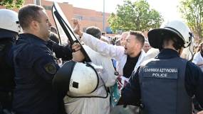 Αστυνομική βία κατά γιατρών που διαμαρτυρήθηκαν στο σόου Μητσοτάκη - Γεωργιάδη στο Αττικόν