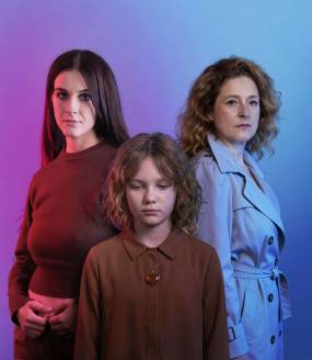 "BLUNTED Δήμητρες και Περσεφόνες" | της Σοφιάννας Θεοφάνους | Σκηνοθεσία: Mαρία Ξανθοπουλίδου | Χώρος: ΚΑΜΙΡΟΣ | Από την Παρασκευή 17 Απριλίου 2026 και για περιορισμένο αριθμό παραστάσεων | Early Bird: 12 €