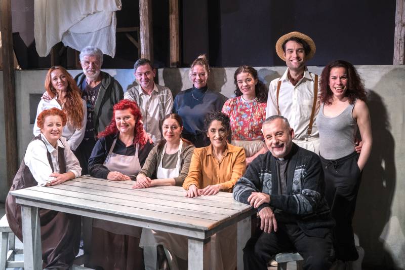 ΘΕΑΤΡΟ ΚΑΤΩ ΑΠ' ΤΗ ΓΕΦΥΡΑ / ΧΟΡΕΥΟΝΤΑΣ ΣΤΗ ΛΟΥΝΑΣΑ