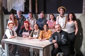 ΘΕΑΤΡΟ ΚΑΤΩ ΑΠ' ΤΗ ΓΕΦΥΡΑ / ΧΟΡΕΥΟΝΤΑΣ ΣΤΗ ΛΟΥΝΑΣΑ