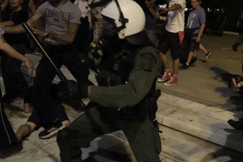 Στο ίδιο έργο θεατές: MΑT μπουκάρουν σε μαγαζιά και πνίγουν με χημικά τα Εξάρχεια – Μαρτυρία στη ROSA (Video)