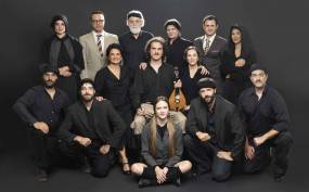 ΝΙΚΟΣ ΞΥΛΟΥΡΗΣ Ο ΑΡΧΑΓΓΕΛΟΣ ΤΗΣ ΚΡΗΤΗΣ Σκηνοθεσία: Νικορέστης Χανιωτάκης / Στο Θέατρο ΗΒΗ