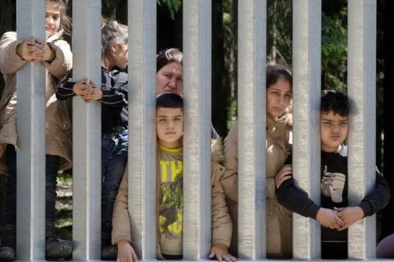 Η ΕΛ.ΑΣ. φυλακίζει παράτυπα μετανάστες από Συρία και Αφγανιστάν – Άθλιες συνθήκες