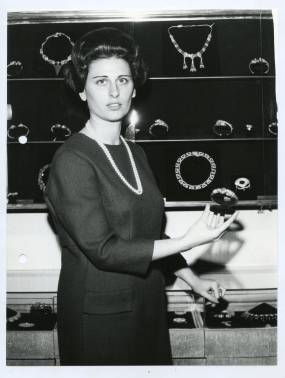 "ΛΙΛΑ: Η ΤΕΧΝΗ ΤΗΣ ΦΙΛΟΞΕΝΙΑΣ" στο Μουσείο Κοσμήματος Ηλία Λαλαούνη