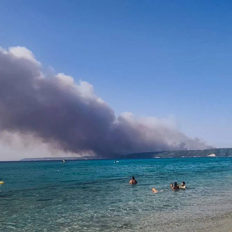 Πύρινη κόλαση στη Χαλκιδική: Οι φλόγες έφτασαν σε σπίτια – Εκκενώσεις δια θαλάσσης