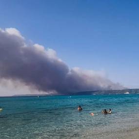 Πύρινη κόλαση στη Χαλκιδική: Οι φλόγες έφτασαν σε σπίτια – Εκκενώσεις δια θαλάσσης