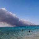 Πύρινη κόλαση στη Χαλκιδική: Οι φλόγες έφτασαν σε σπίτια – Εκκενώσεις δια θαλάσσης