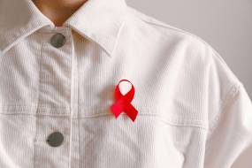 Περικοπές Τραμπ στα προγράμματα για τον HIV με χιλιάδες απολύσεις και κλείσιμο 1.700 κλινικών