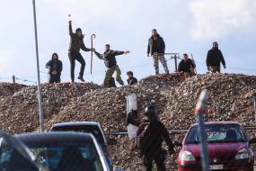 Αγρότες: Μπλόκα σε όλη τη χώρα – Επεισόδια με πέτρες και χημικά στην Κρήτη