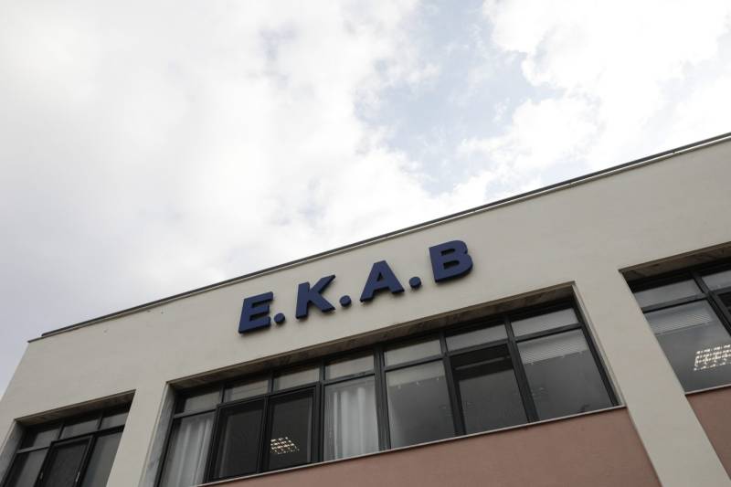 ΕΚΑΒ: Δεκάδες ακινητοποιημένα ασθενοφόρα λόγω έλλειψης ανταλλακτικών